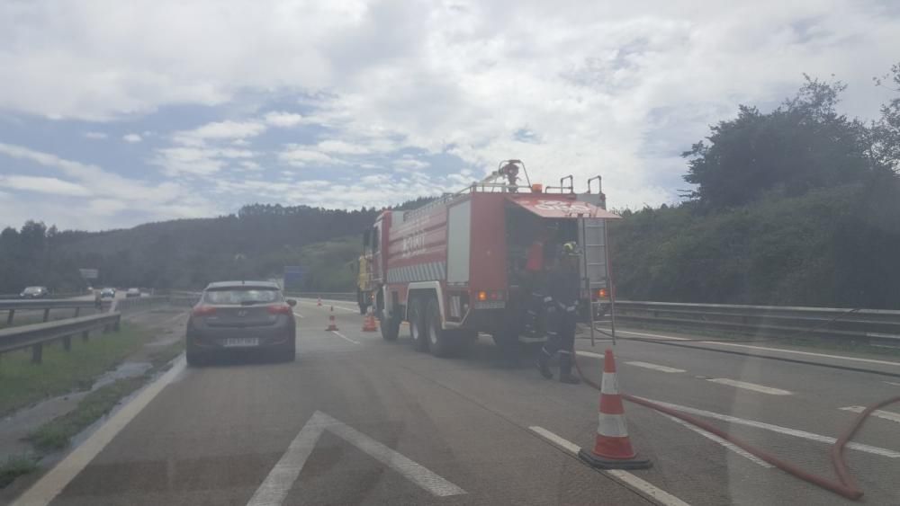 El incendio de un camión causa retenciones en la "Y"