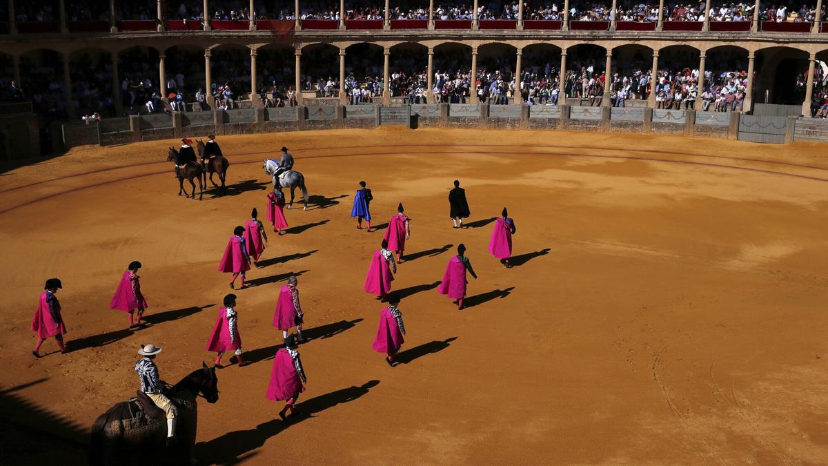 Archivo. Paseillo durante la 60 edición de la tradicional corrida goyesca.