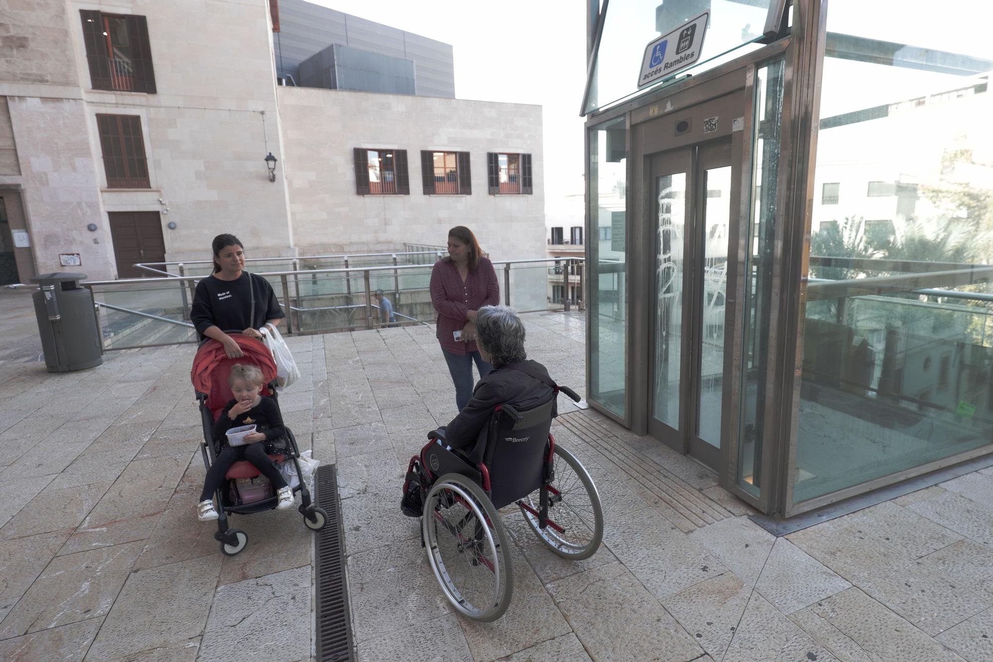 Vecinos de la plaza Major esperan a que Cort repare el ascensor desde hace siete meses