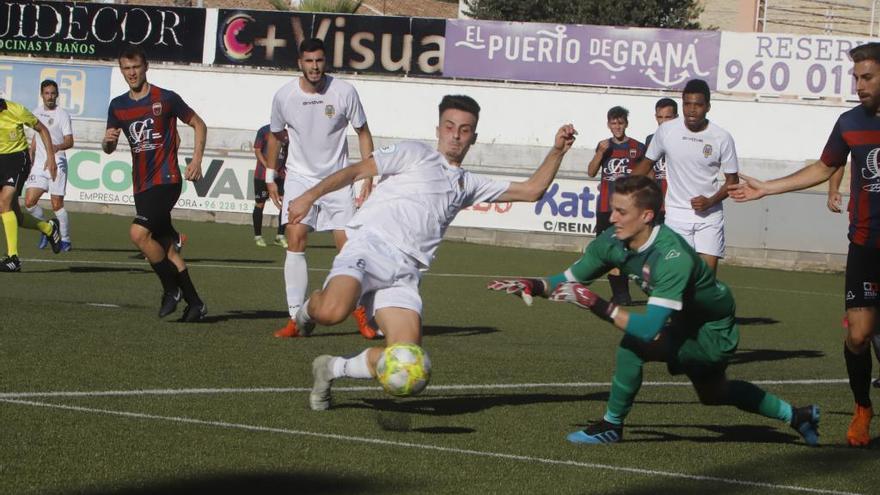 El meta azulgrana Fluixà sale a por el esférico ante Adri Pérez.