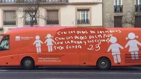 Las críticas al vehículo transfóbico del colectivo ultracatólico corren en forma de humor por las redes sociales.