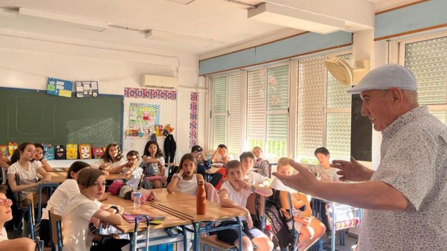 Alejandro López Andrada participa en una clase del CEIP Europa.