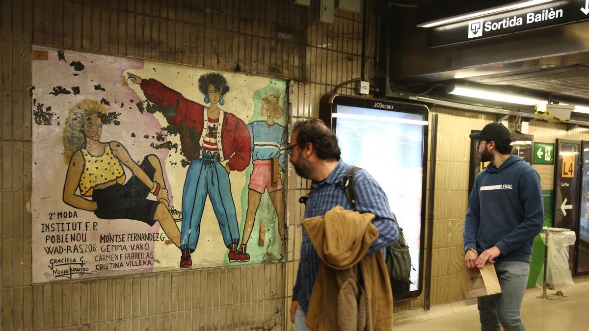 BARCELONA 24/03/2023 Barcelona. Aparece un mural oculto del siglo pasado en la estación de Verdaguer Son tres mujeres con un vestuario típico de los años 80 que pintaron estudiantes de 2º de moda del Instituto de FP de Poblenou FOTO de ELISENDA PONS