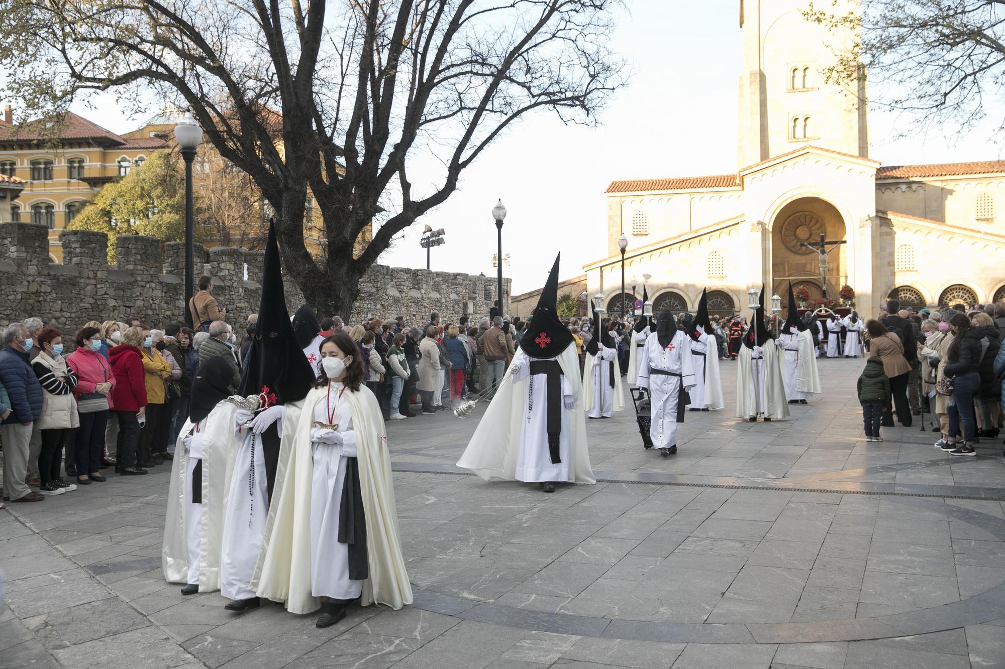 EN IMÁGENES: Gijón arropa al Cristo de los Mártires en su regreso a las calles