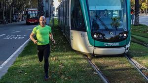 David March corre por la Diagonal junto a un tranvía rumbo a la parada de Francesc Macià. 