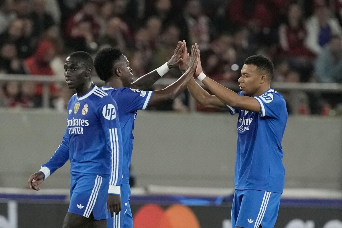 Mbappé y Vinicius celebran uno de los goles del Real Madrid ante Olympiacos.