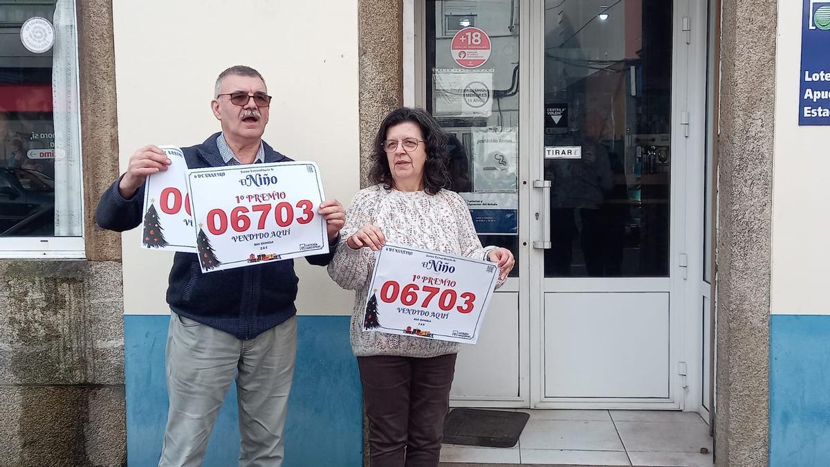 Manuel Domínguez y Lía Ferreiro con el número agraciado con el primer premio en el Sorteo Extraordinario de El Niño, del que vendieron un décimo