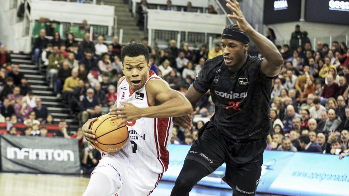 Bell-Haynes, atacando el aro en el duelo de la primera vuelta ante el Granada