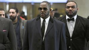 R. Kelly, con gafas oscuras y corbata, llegando al tribunal de Chicago, el pasado 7 de mayo.