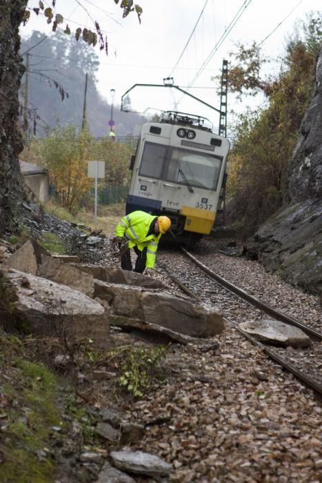 Un tren descarrila en El Entrego por un argayo