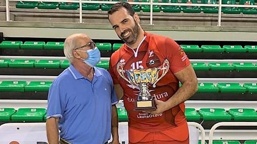 El presidente de la Federación Extremeña de Voleibol entrega el trofeo de campeón al capitán del Grupo Laura Otero.