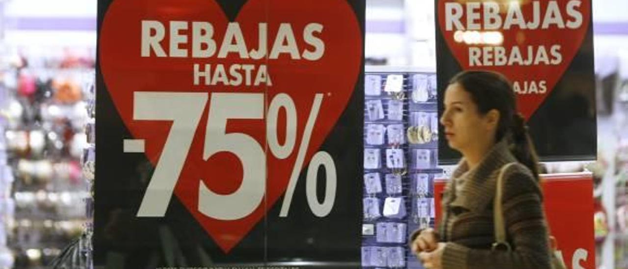 Tiendas con grandes descuentos, en un centro comercial de Valencia, en una imagen de archivo.