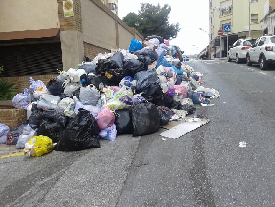 Varios días después de la desconvocatoria de la huelga de limpieza, la basura sigue acumulándose en las calles.