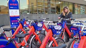 Una usuaria del AMBici, el ’bicing’ metropolitano.