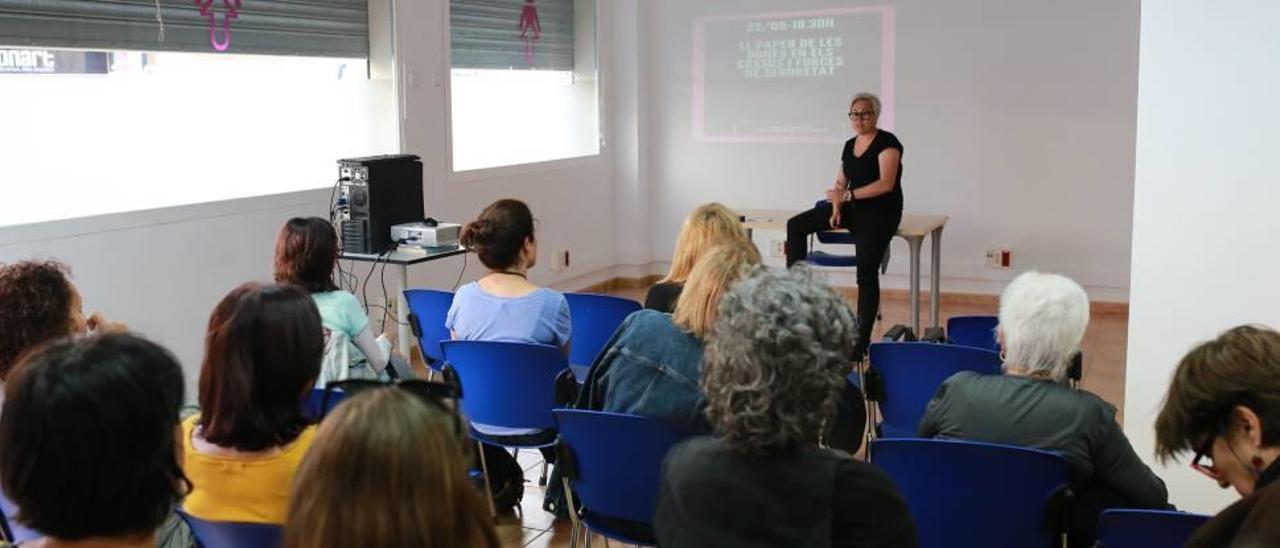 La policía local Sonia Vivas dio ayer una conferencia sobre el papel de las mujeres en el Cuerpo.