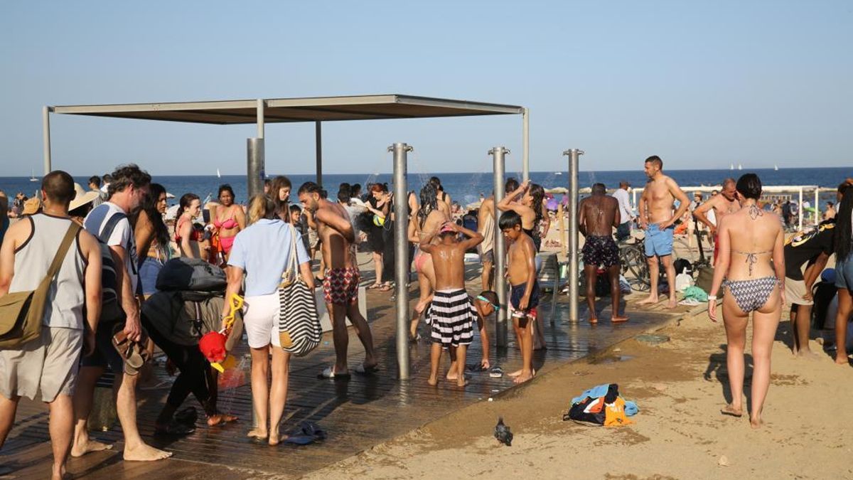 Duchas de una de las playas de Barcelona.