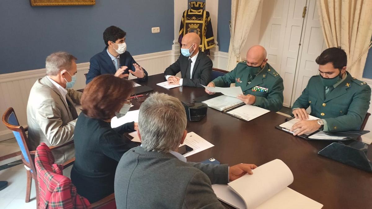 Francisco Santos y Javier Salas, junto a los mandos policiales, durante la Junta Local de Seguridad.