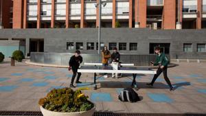 Estudiantes universitarios de Ingeniería, en un descanso en el campus de UPC.