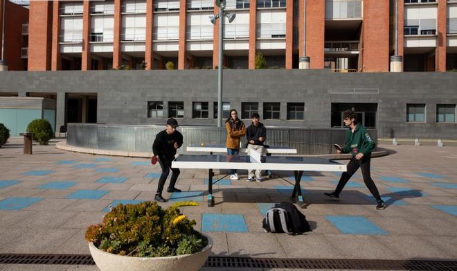 Estudiantes universitarios de Ingeniería, en un descanso en el campus de UPC.