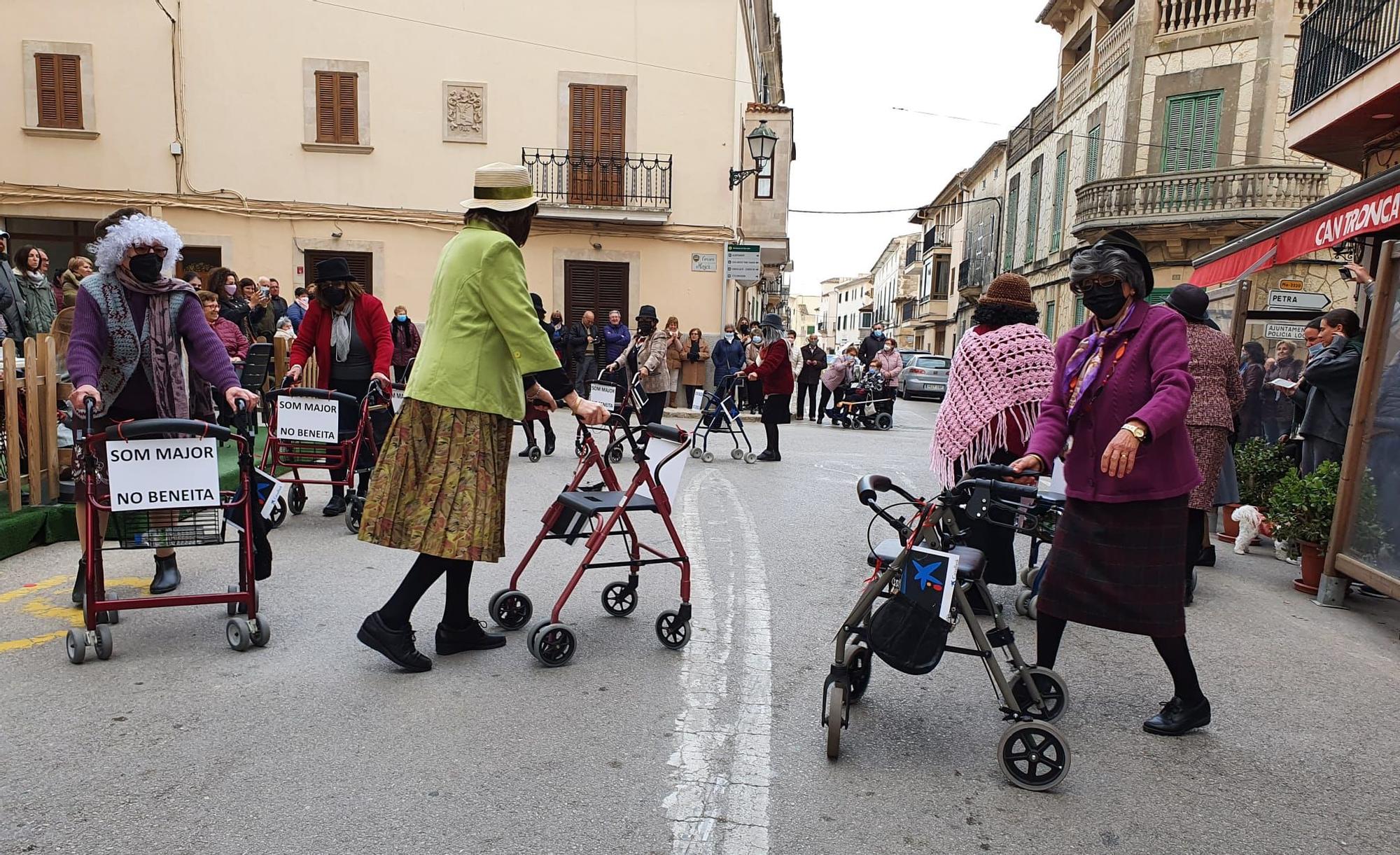 Coreografía de la tercera edad en Sant Joan.