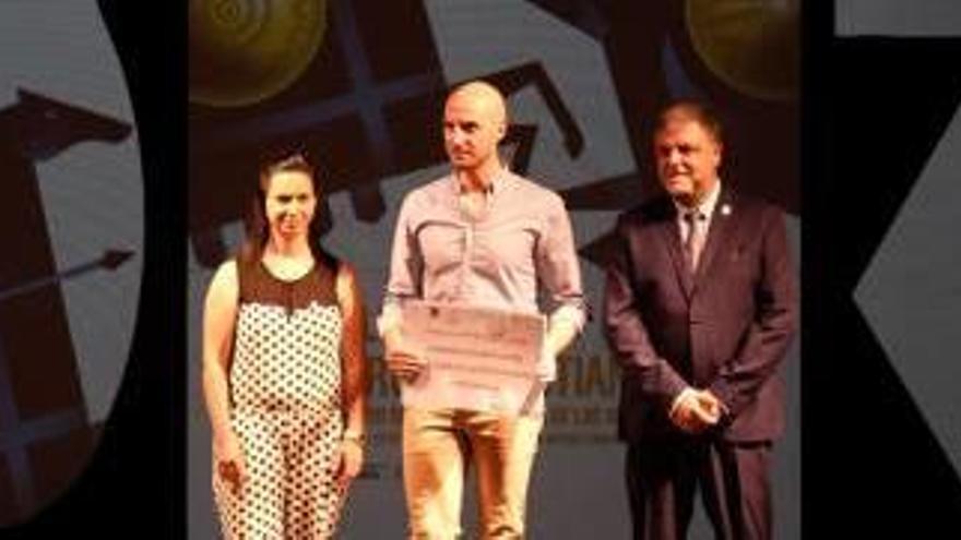 Entrega del premio al autor del cartel anunciador.