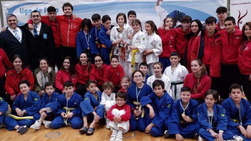 Judokas del club compostelano en Santa Isabel durante el torneo