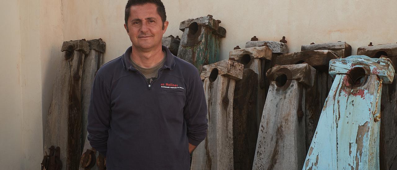 Miquel Ramis Bordoy en su taller de Sant Jordi donde devuelve a la vida a los molinos.