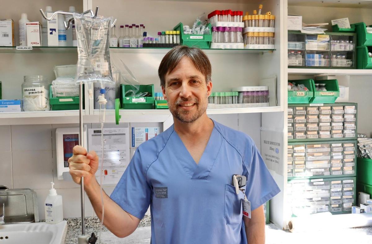 El doctor Enrique de Madaria, con sueros que se utilizan para el tratamiento de la pancreatitis