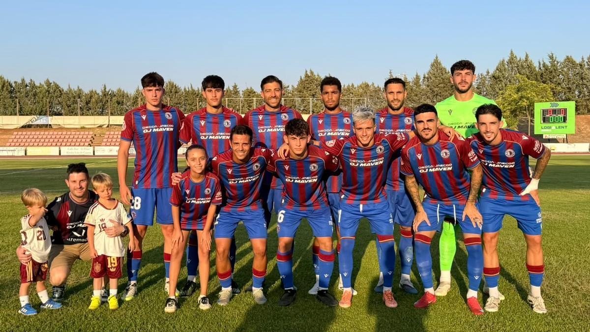 Once inicial del Extremadura en Villafranca de los Barros.