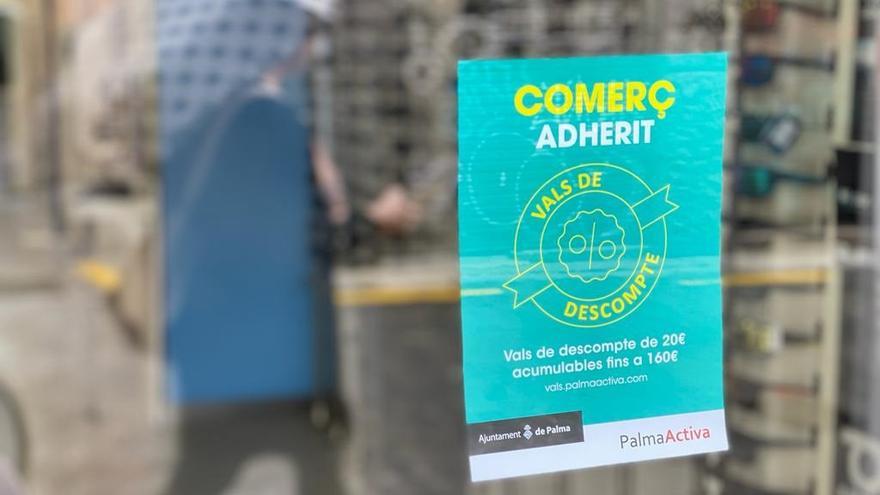 Distintivo en un comercio adherido a la campaña de vales de descuento de PalmaActiva.