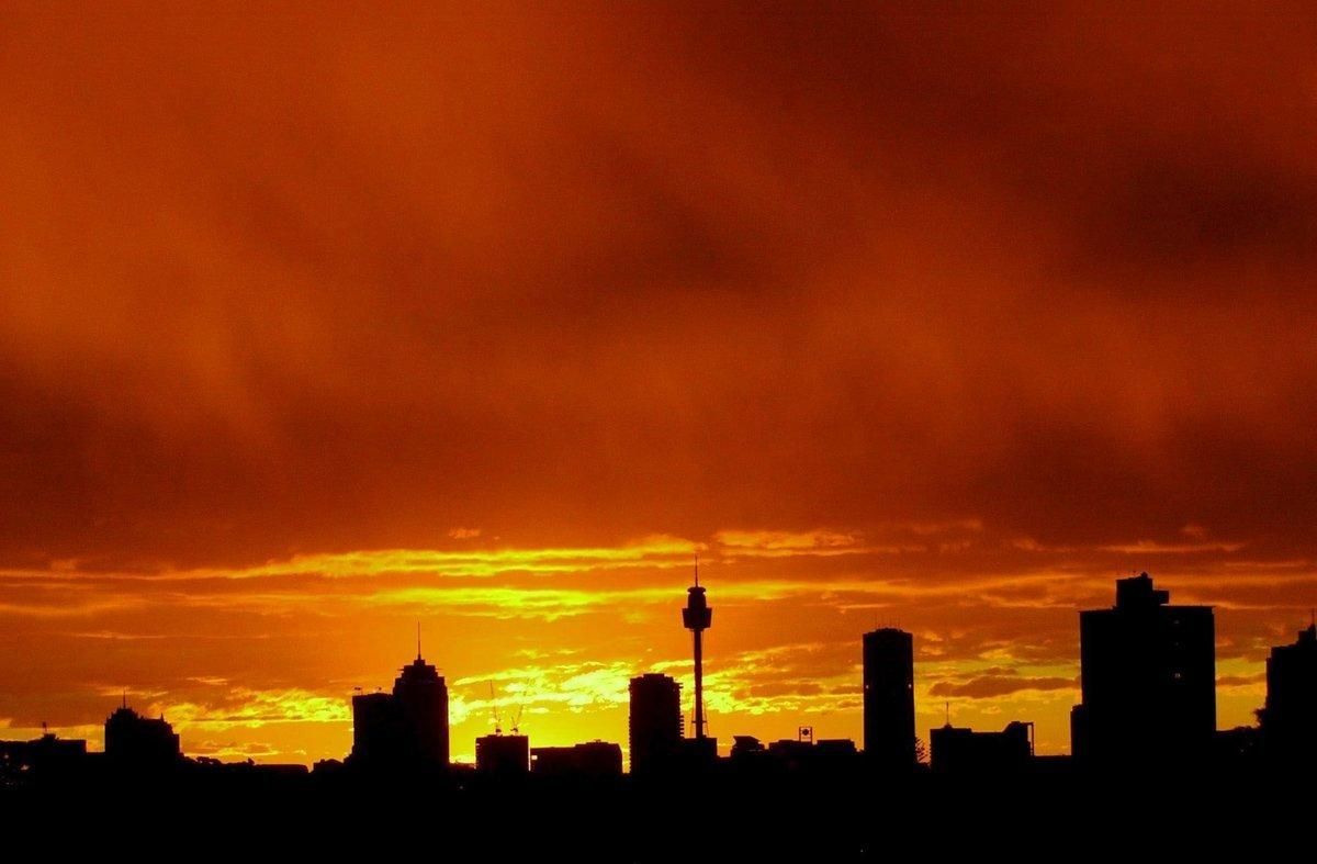 EPA02 SIDNEY AUSTRALIA 31 1 2007 ARCHIVO - Imagen de archivo fechada el 17 de junio de 2003 en la que se ve la silueta de los rascacielos de Sidney en contraste con una brillante puesta de sol Los habitantes de Sidney tendran que reducir el gasto de agua a la mitad si se pretende que la mayor ciudad de Australia sobreviva a los efectos del cambio climatico causado por el calentamiento global segun advirtieron hoy miercoles 31 de enero de 2007 cientificos australianos Un informe de referencia encargado por el gobierno estatal de Nueva Gales del Sur apunta que la temperatura maxima de la ciudad de Sidney podria incrementar casi cinco grados hasta 2070 la tasa de lluvias disminuir un 40 y la evaporacion de las reservas de agua de la ciudad aumentar en un 25 EFE Dean Lewins PROHIBIDO SU USO EN AUSTRALIA Y NUEVA ZELANDA EPA02 SIDNEY AUSTRALIA 31 1 2007 ARCHIVO - Imagen de archivo fechada el 17 de junio de 2003 en la que se ve la silueta de los rascacielos de Sidney en contraste con una brillante puesta de sol Los habitantes de Sidney tendran que reducir el gasto de agua a la mitad si se pretende que la mayor ciudad de Australia sobreviva a los efectos del cambio climatico causado por el calentamiento global segun advirtieron hoy miercoles 31 de enero de 2007 cientificos australianos Un informe de referencia encargado por el gobierno estatal de Nueva Gales del Sur apunta que la temperatura maxima de la ciudad de Sidney podria incrementar casi cinco grados hasta 2070 la tasa de lluvias disminuir un 40 y la evaporacion de las reservas de agua de la ciudad aumentar en un 25 EFE Dean Lewins PROHIBIDO SU USO EN AUSTRALIA Y NUEVA ZELANDA