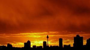 EPA02 SIDNEY  AUSTRALIA  31 1 2007  ARCHIVO  - Imagen de archivo fechada el 17 de junio de 2003 en la que se ve la silueta de los rascacielos de Sidney en contraste con una brillante puesta de sol  Los habitantes de Sidney tendran que reducir el gasto de agua a la mitad si se pretende que la mayor ciudad de Australia sobreviva a los efectos del cambio climatico causado por el calentamiento global  segun advirtieron hoy miercoles 31 de enero de 2007 cientificos australianos  Un informe de referencia encargado por el gobierno estatal de Nueva Gales del Sur apunta que la temperatura maxima de la ciudad de Sidney podria incrementar casi cinco grados hasta 2070  la tasa de lluvias disminuir un 40  y la evaporacion de las reservas de agua de la ciudad aumentar en un 25   EFE Dean Lewins PROHIBIDO SU USO EN AUSTRALIA Y NUEVA ZELANDA