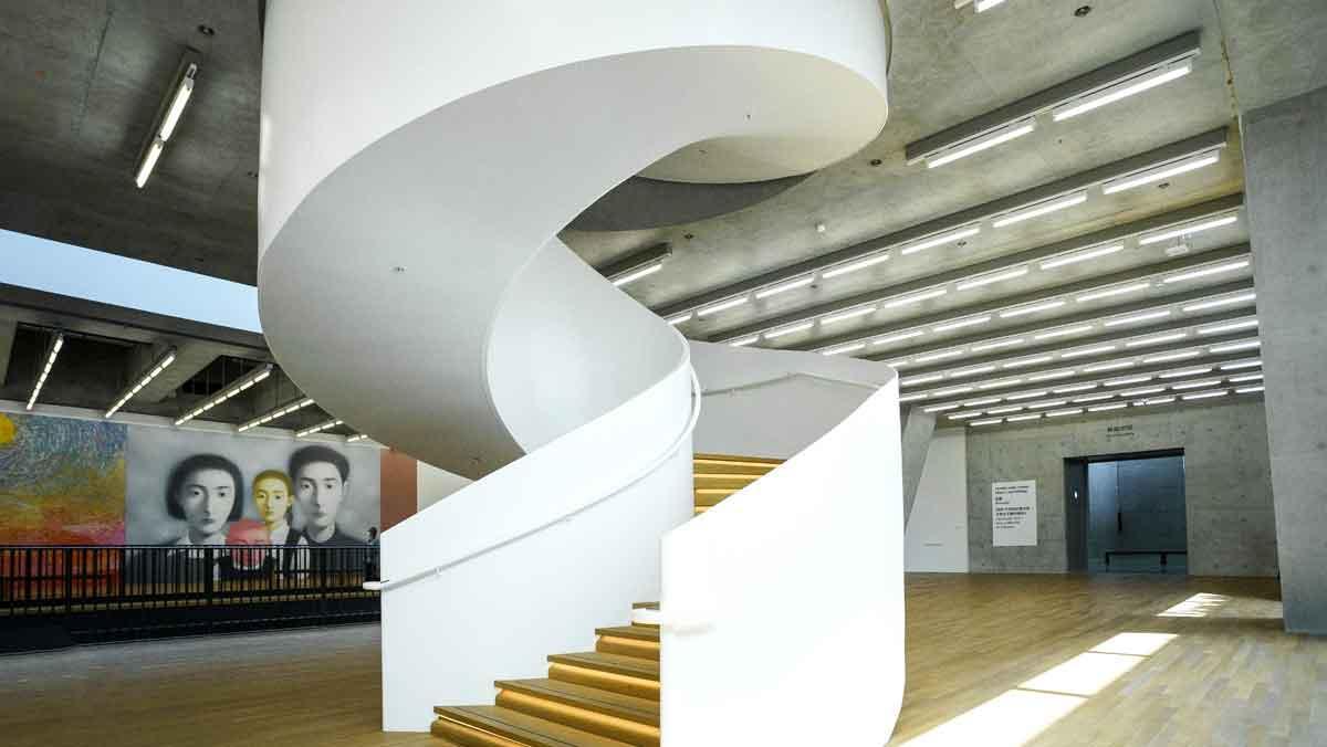 Inteiror del M+, un museo global dedicado a la cultura visual contemporánea.