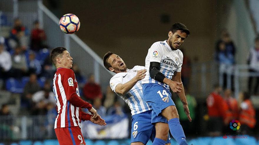 Recio lucha con Camacho junto a Torres en el partido contra el Atlético.