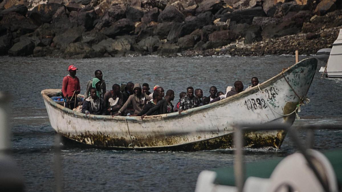 Traslado de inmigrantes a la dársena pesquera de Santa Cruz de Tenerife.