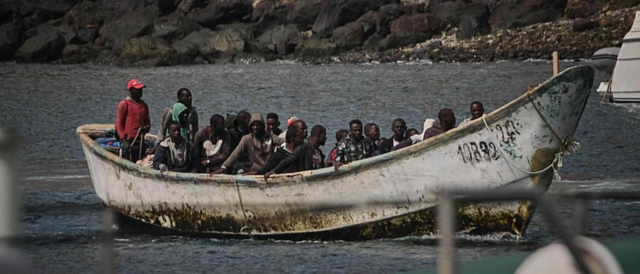 Traslado de inmigrantes a la dársena pesquera de Santa Cruz de Tenerife.