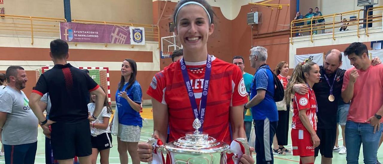 María Sanz con la copa de campeonas de Liga