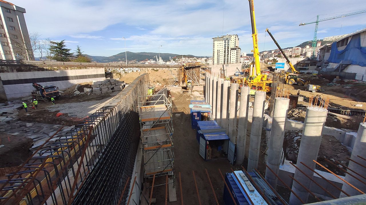 Obras de la Xunta en la nueva terminal de buses, con la terminal provisional de trenes al fondo