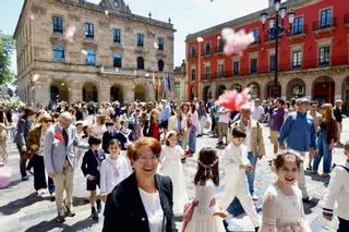 En imágenes: Gijón se anima con el Corpus Christi de San Pedro en plena fiebre por León XIV