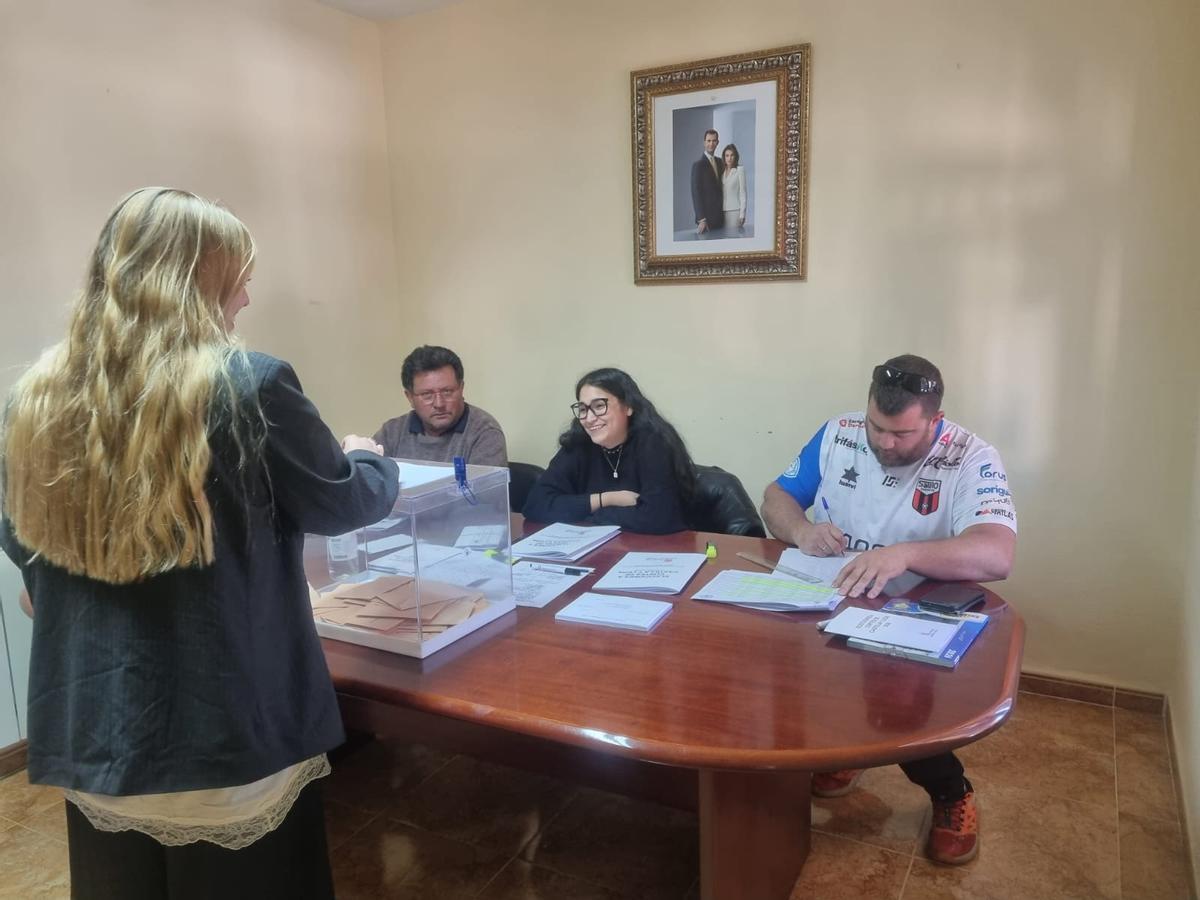 GALERÍA | Los vecinos de Sanabria acuden a la cita con las urnas