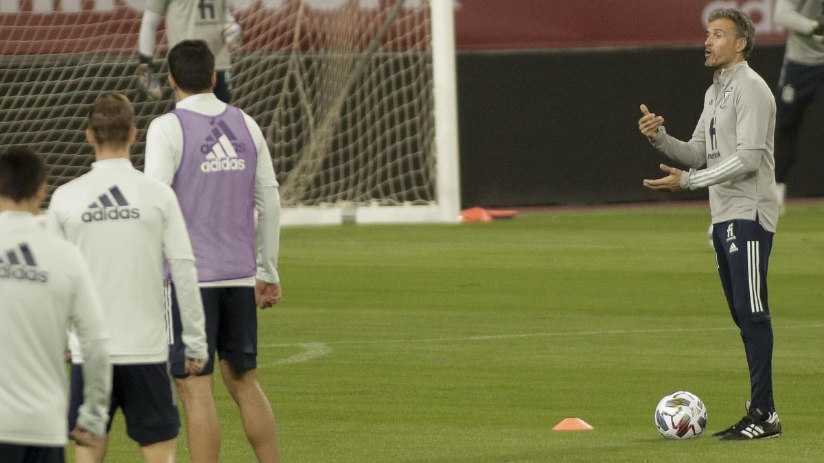 Luis Enrique da instrucciones en un entrenamiento de la selección