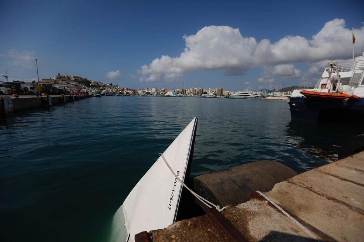 La barca arrollada por el ferri, en el puerto de Ibiza.