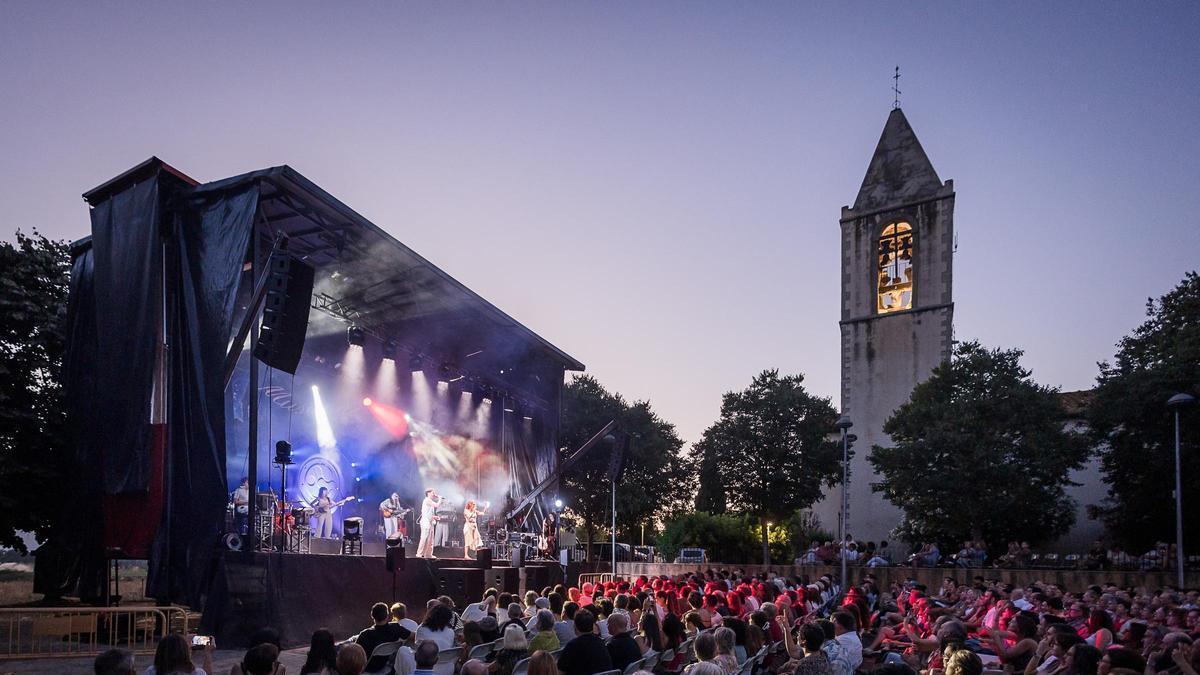 Ginestà sobre l’escenari, divendres, en la segona nit del festival Musicant de Campllong.
