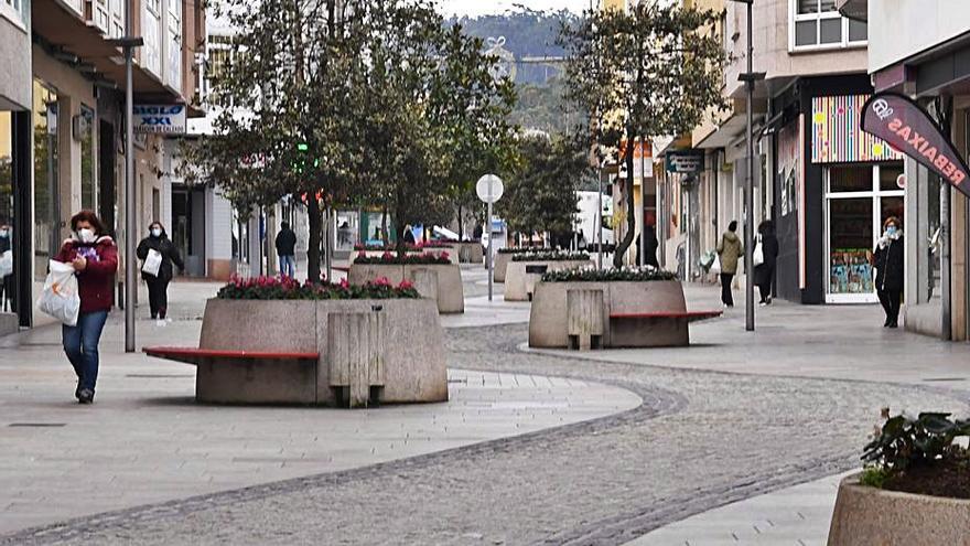 Una calle peatonal de Arteixo, la avenida del Balneario.   | // CARLOS PARDELLAS