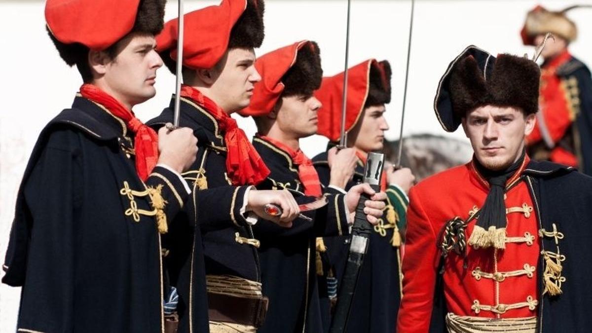 Regimiento croata con el uniforme tradicional, incluido el lazo que originó la corbata actual.