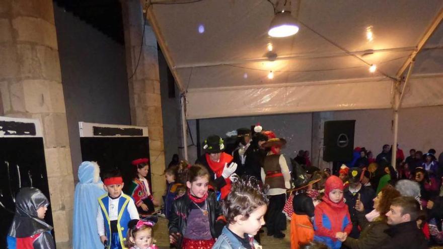 Los niños disfrutando de la música en el escenario.