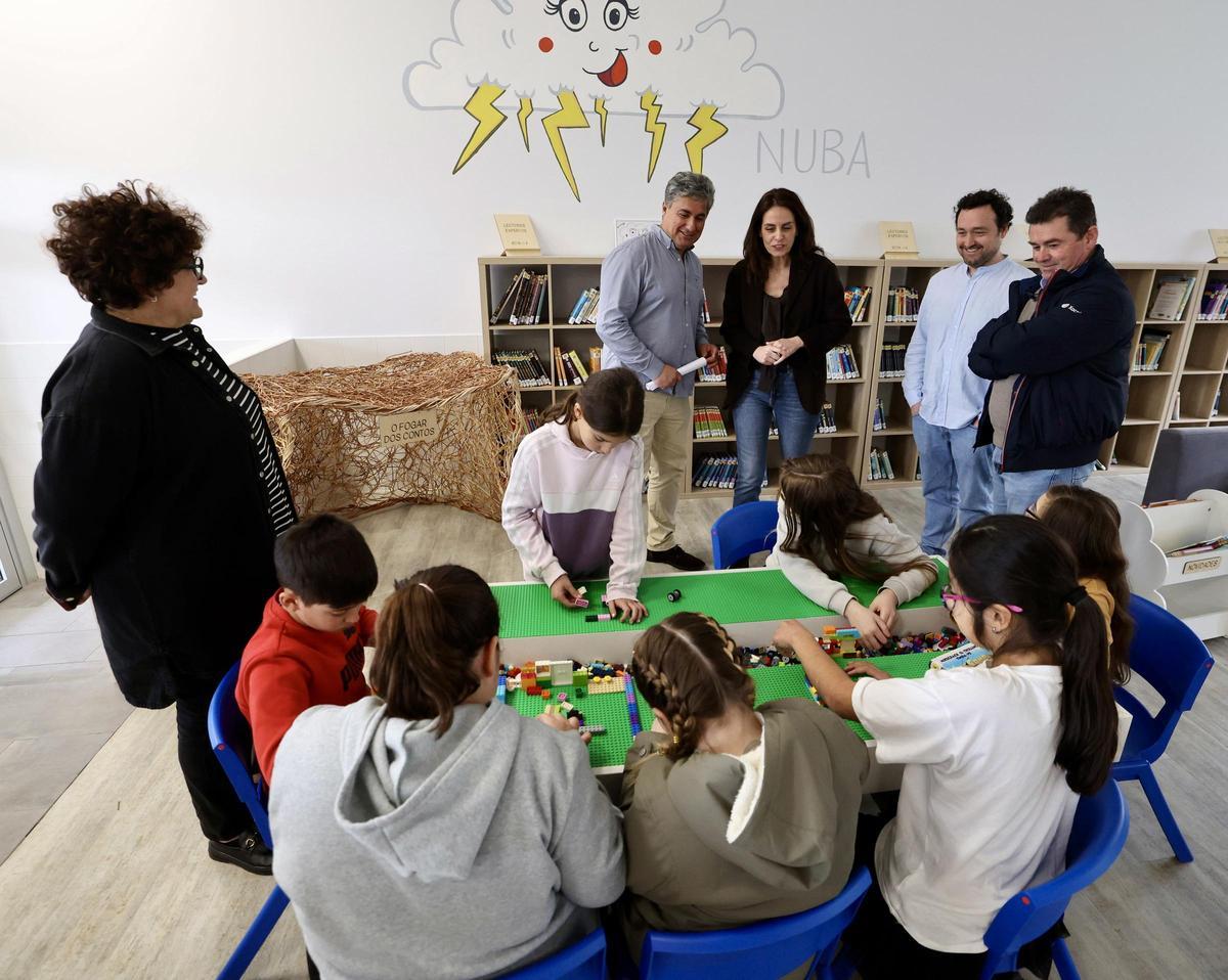 Judith Fernández con escolares, docentes e o alcalde, á dereita, no CEIP Eduardo Pondal.