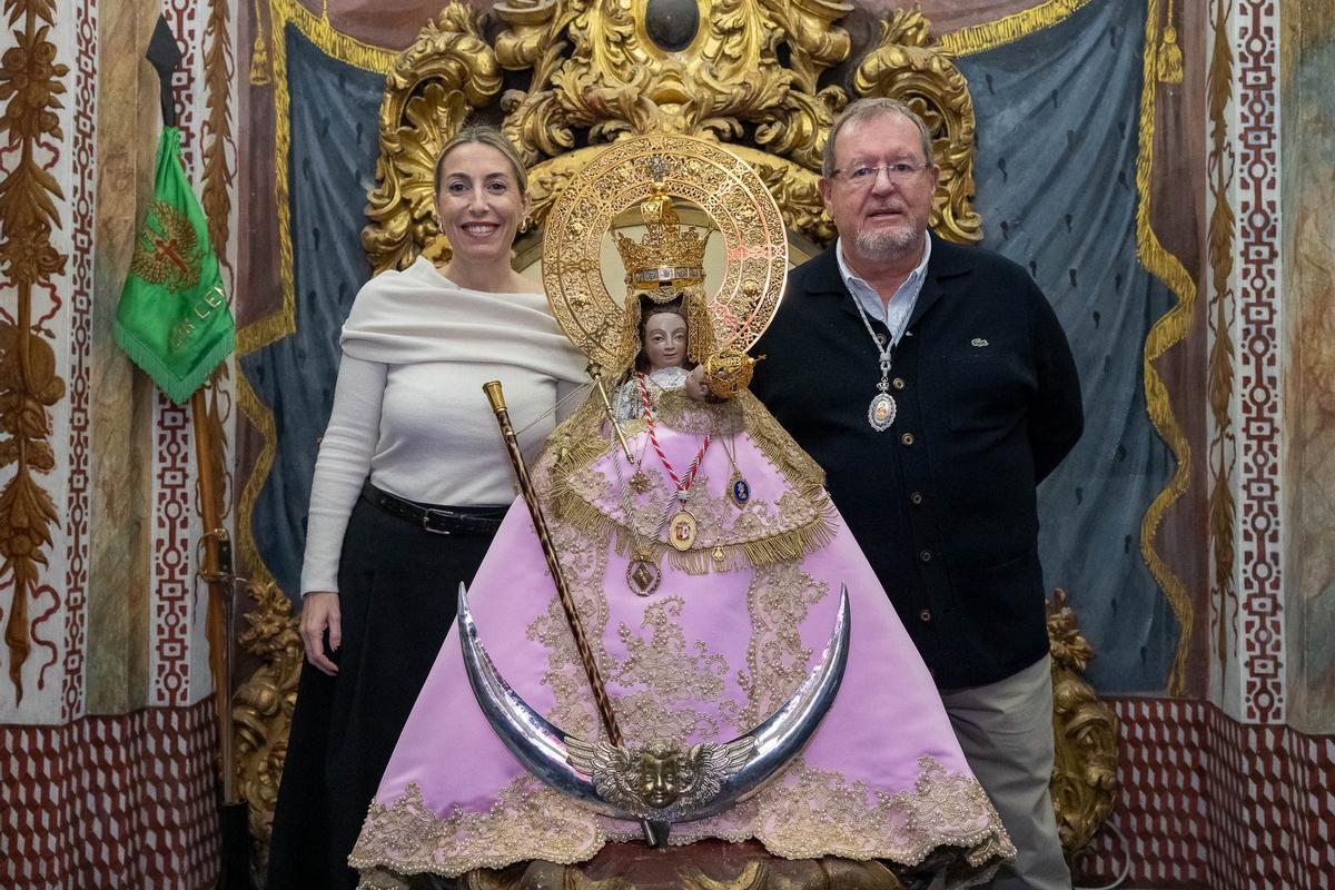 Galería | Así entregó María Guardiola el manto 209 a la Virgen de la Montaña