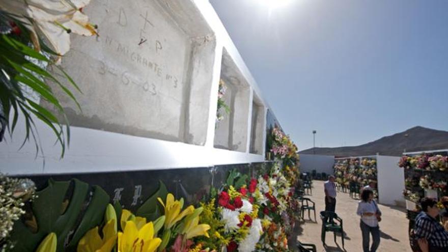 Los nichos solitarios de algunos inmigrantes enterrados en el cementerio de Gran Tarajal, en Tuineje. | carlos de saá
