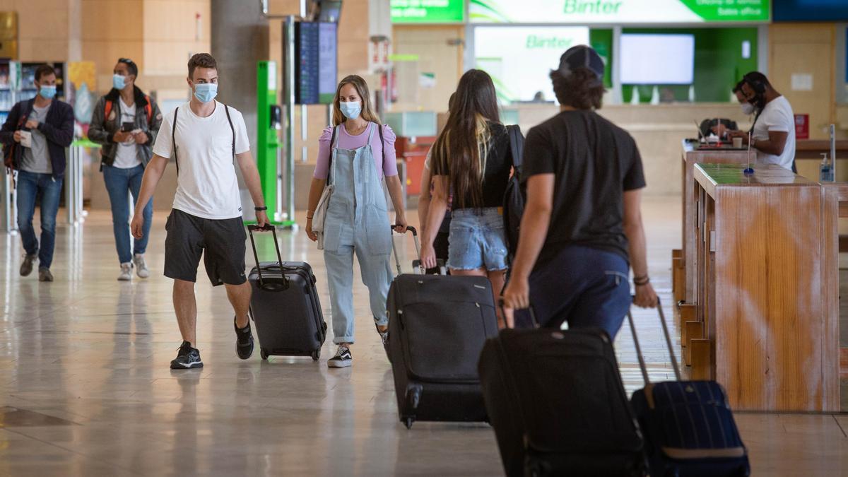 Pasajeros en el aeropuerto Tenerife Norte.